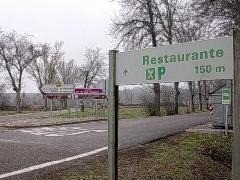 Cartel en la carretera: Restaurante, parking, 150 m