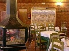 Chimenea encendida en el comedor