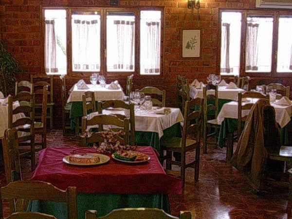 Comedor con ventanas de cortinas blancas
