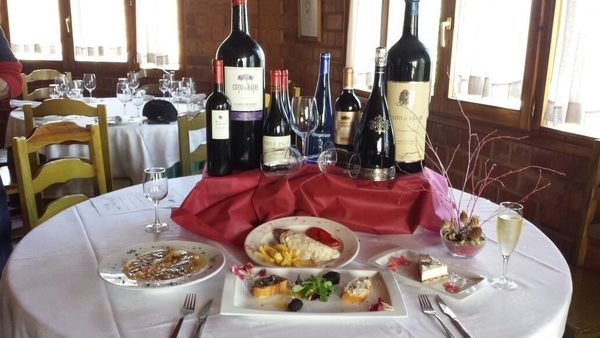 Mesa con platos y botellas de vino