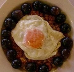 Migas con uvas y huevo frito