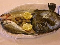 Fuente de pescado con limón